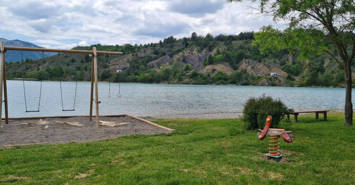 Aire De Jeux Et Pique Nique Du Plan Deau Du Riou Eyguians Provence