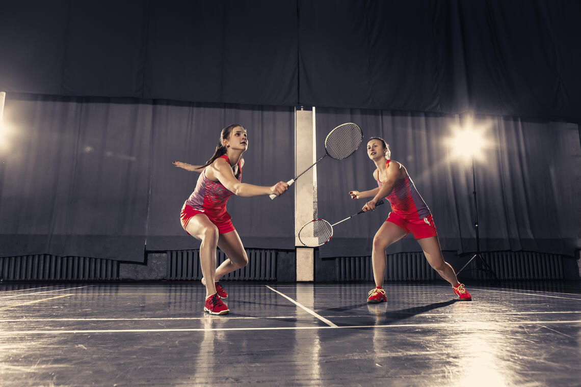 jeunes-femmes-jouant-au-badminton-au-gymnase.jpg