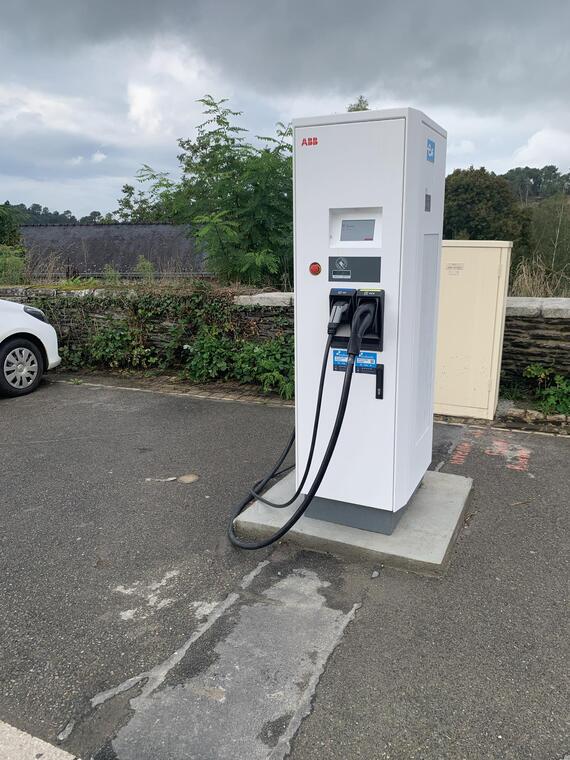 Borne de recharge pour véhicule électrique Rochefort-en-Terre.jpg