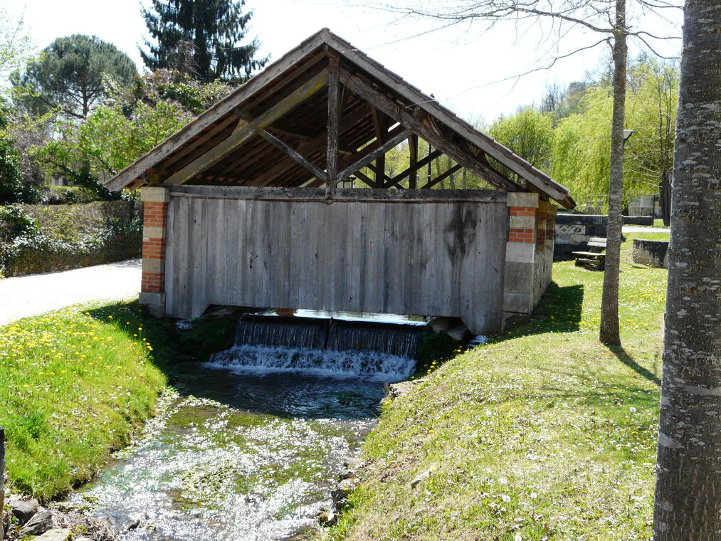 Saint-Geniès_lavoir_Chironde.JPG