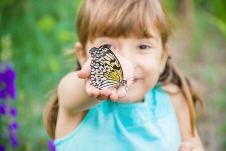 119186202-enfant-avec-un-papillon-idée-leuconoe-mise-au-point-sélective.jpg