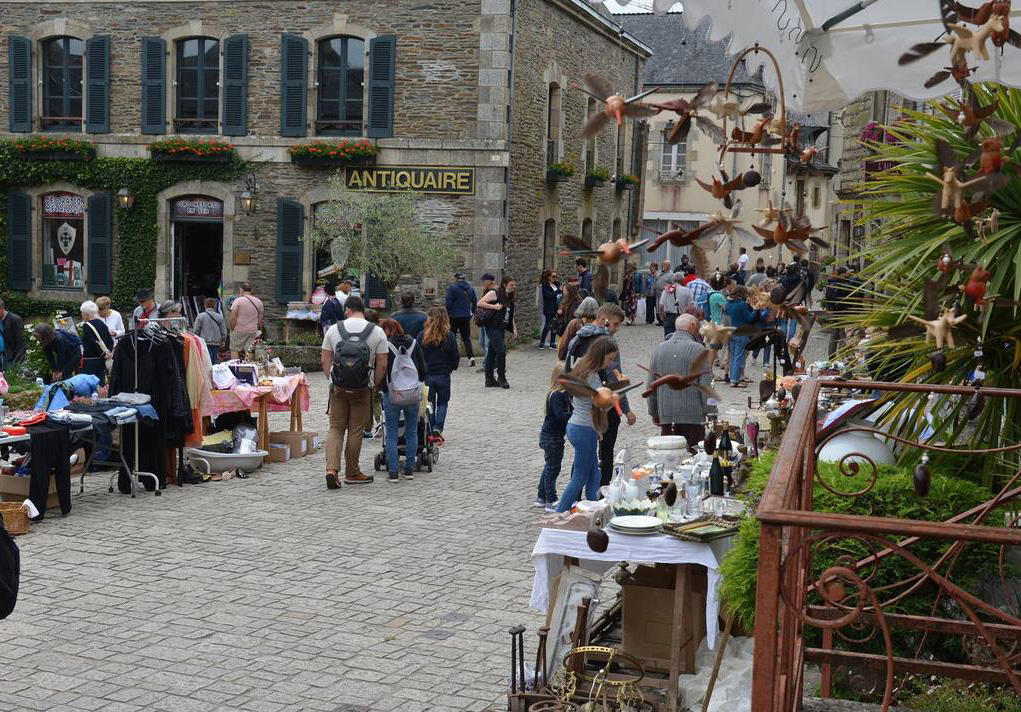 Braderie et vide-greniers Rochefort-en-Terre.jpg