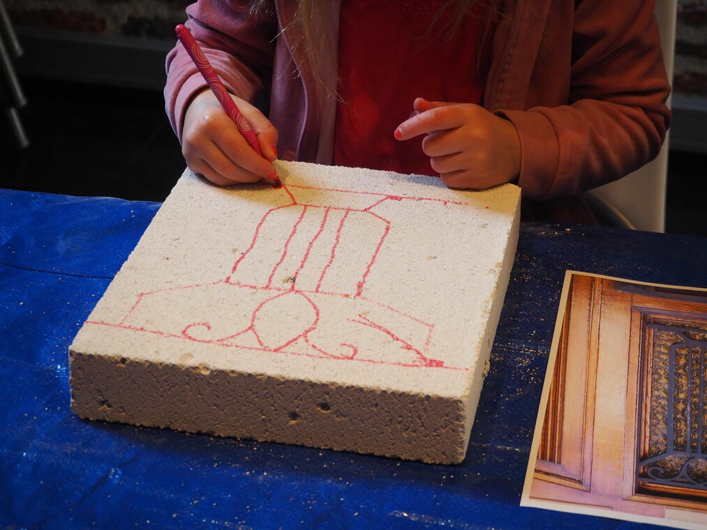 Atelier en famille - apprenti sculpteur - douaisis - Nord France.JPG