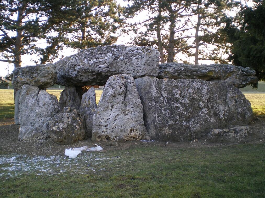 dolmen de la Pierre levee.jpg