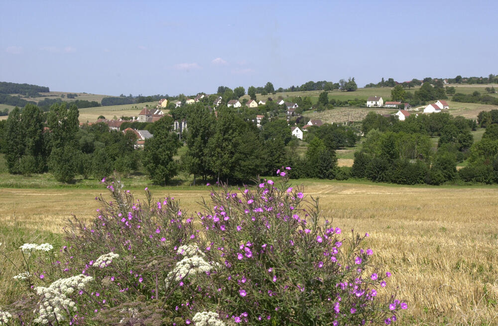 point de vue sur Essise au point de départ du circuit de randonnée " la croix de montfaucon "