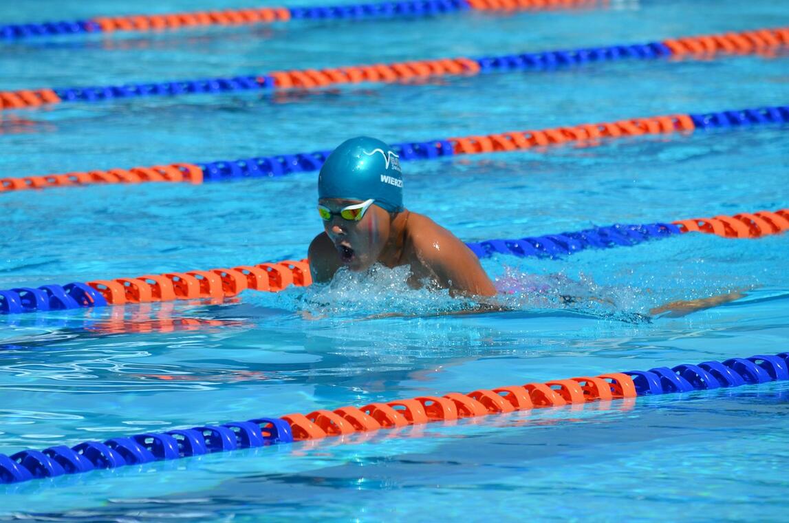 swimming-1706052_1280