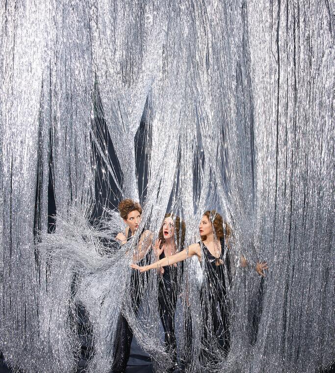 P.11 Les Sea Girls