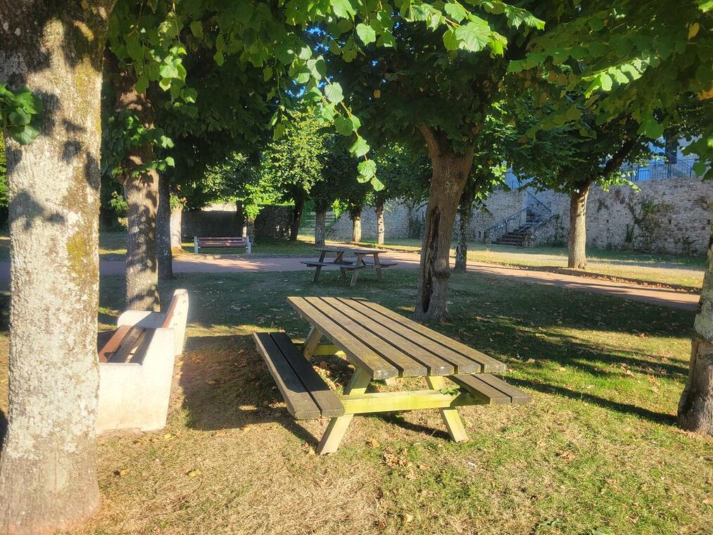 aire-pique-nique-jardin-abbaye-mairie-de-maulon-1_54705624810_l