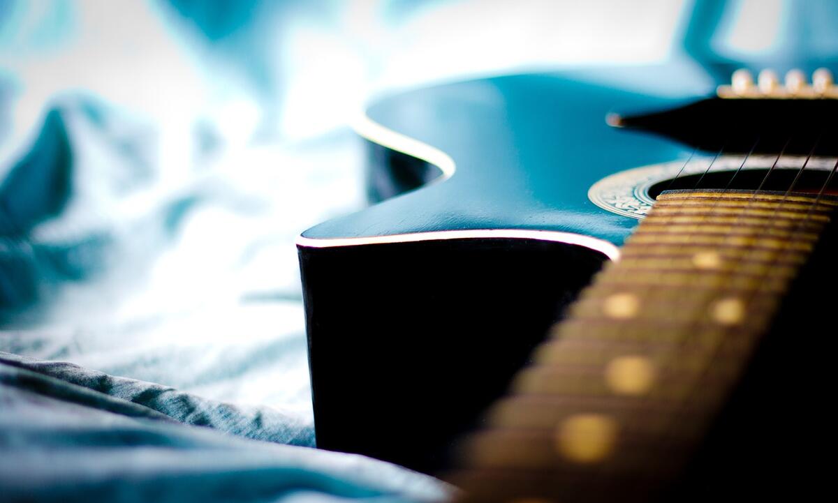 guitar©Nikolay.com de Pixabay