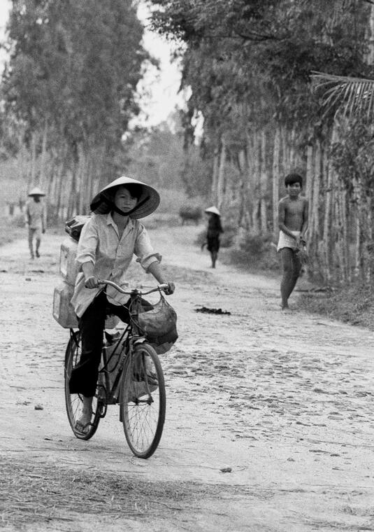 A_bicyclette_Laos