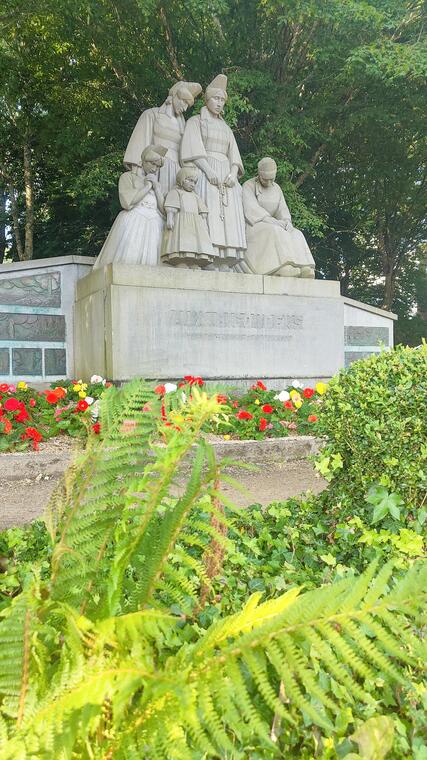 Pont l'abbé - Monument aux bigoudens - paysbigouden - bigoudenjoy -