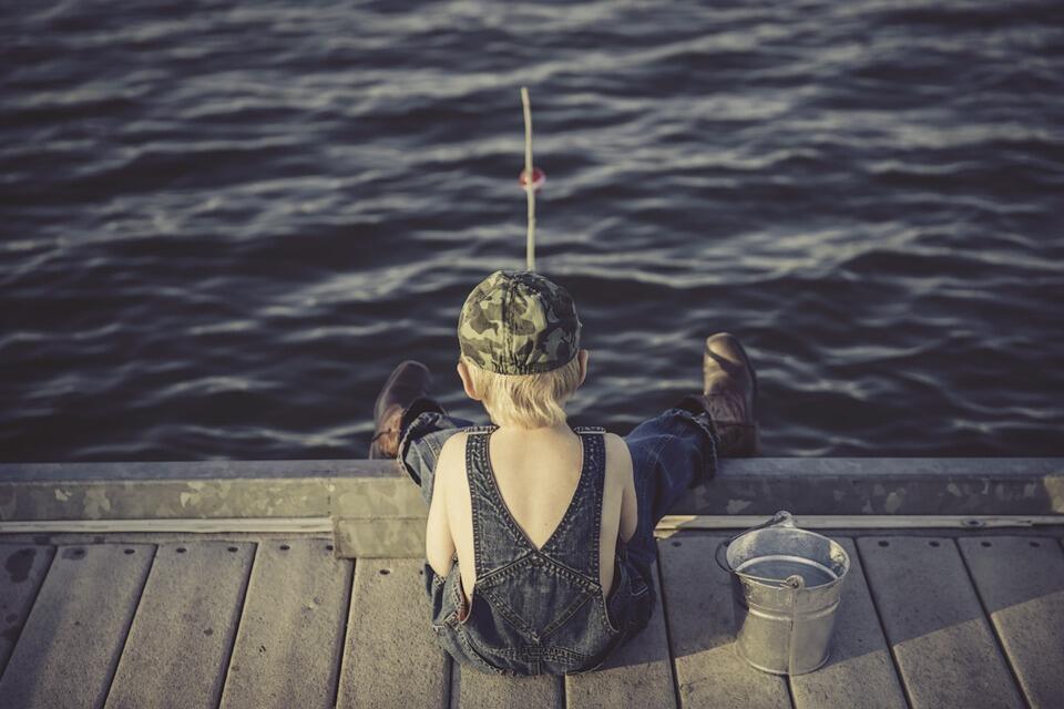 Enfant à la pêche