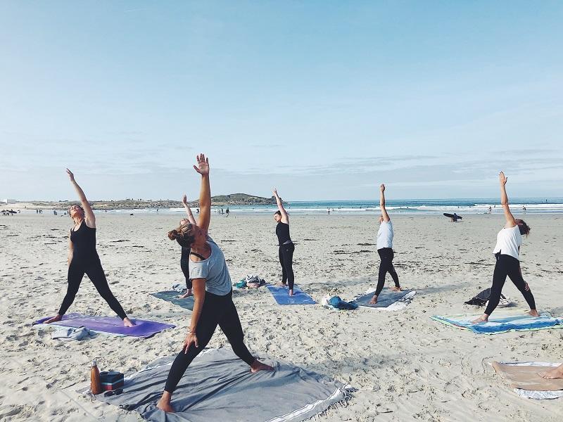 Cours de yoga sur la plage - Plomeur - Bigoudenjoy