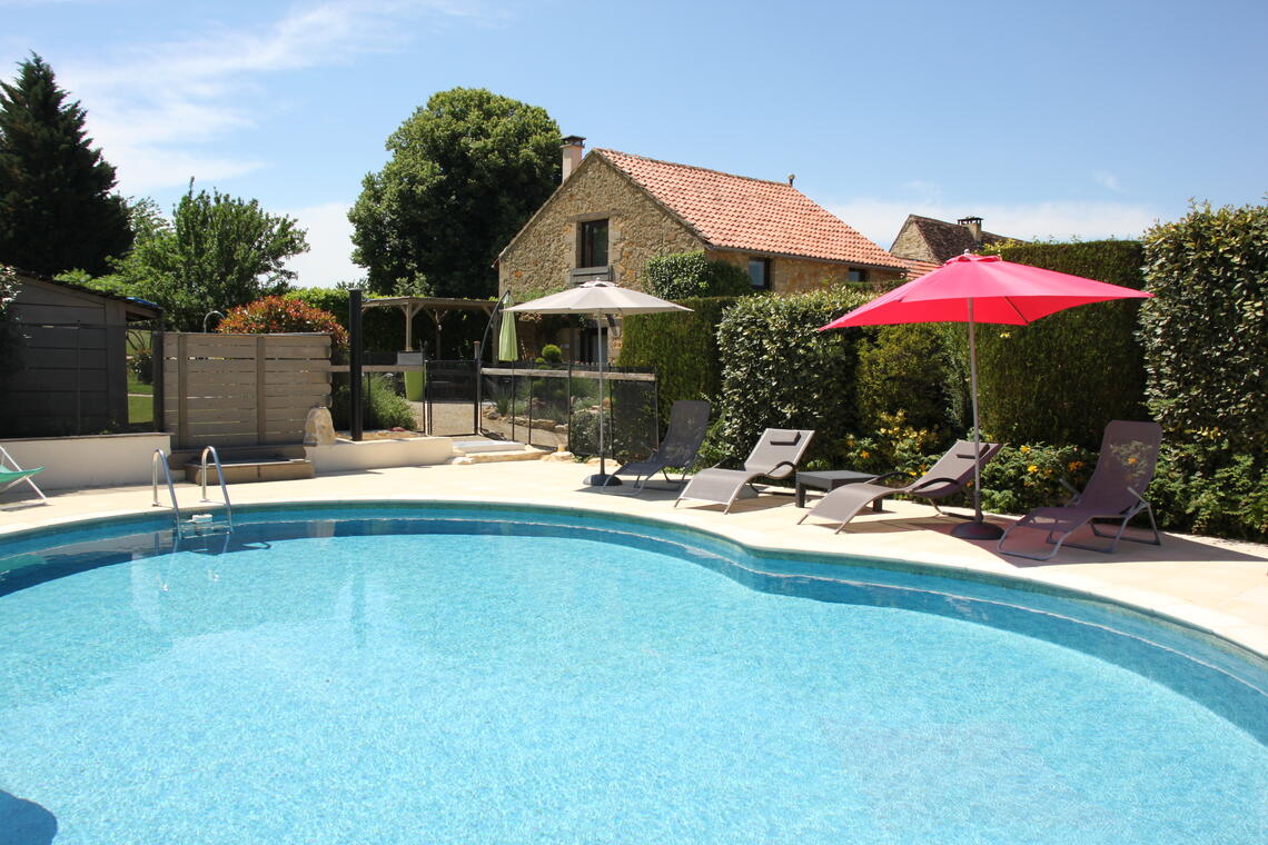 Le gite la prairie et sa piscine privée.