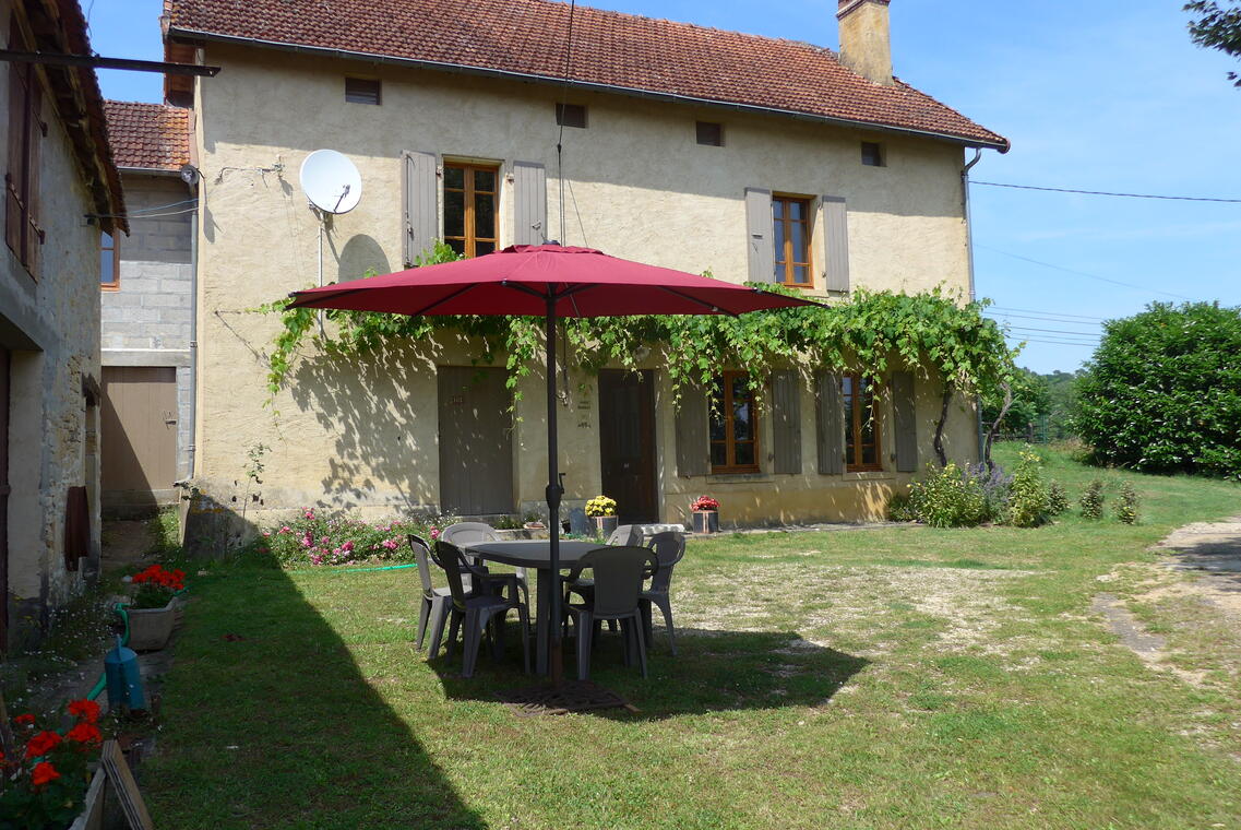 vue sur la maison + cour