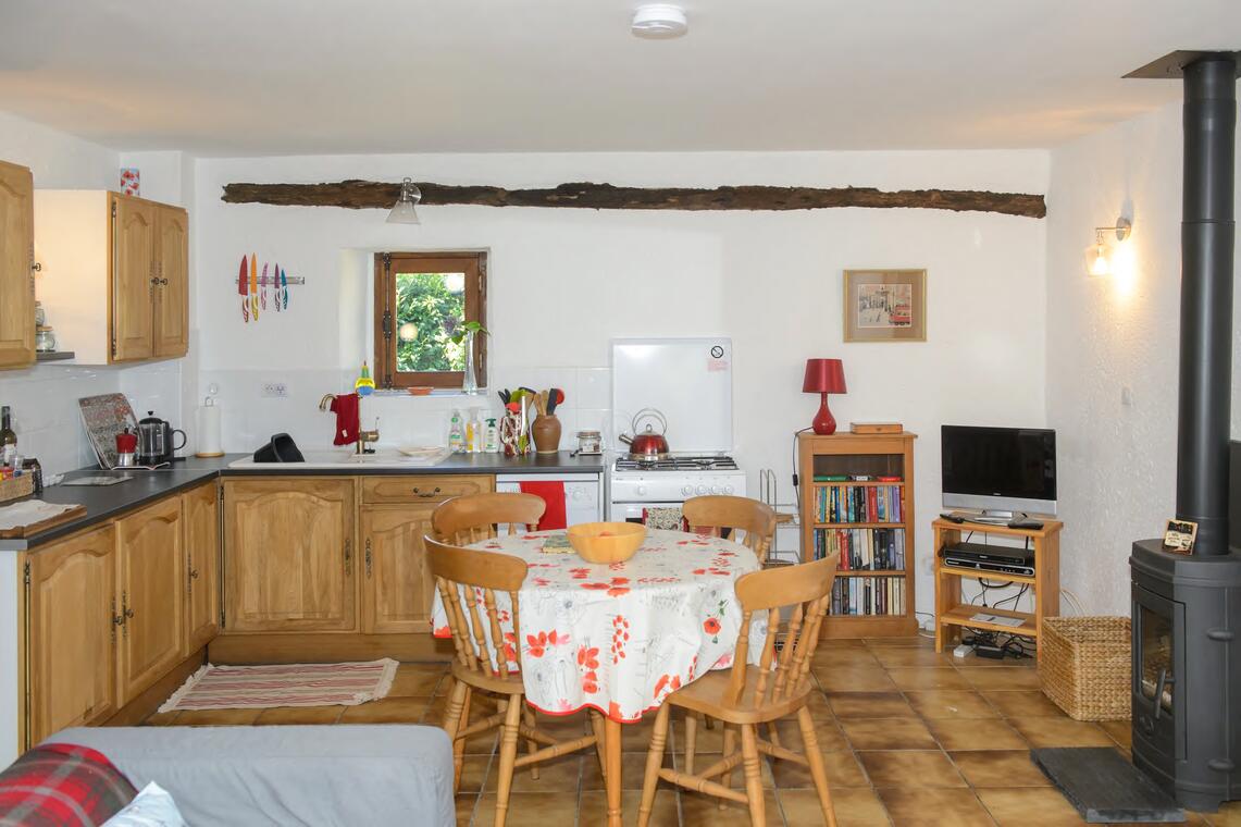 Cuisine et salle à manger de Poppy. Poppy's kitchen and dining area.