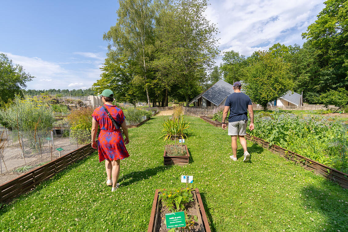 Jardin de Vauclair_couple < Bouconville-Vauclair < Aisne < Picardie