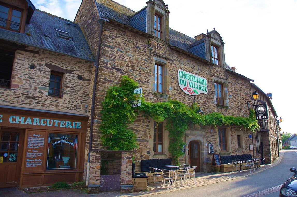 Facade Demeure XVI Le CDV Bar Lounge & Chambres Insolites Loheac