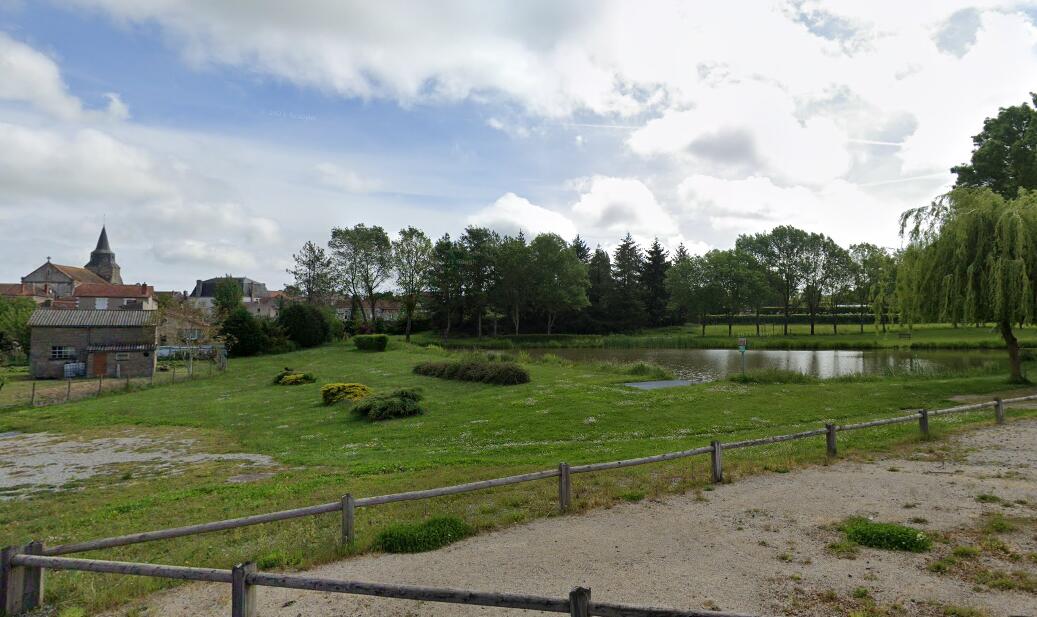 Aire de pique-nique - Plan d'eau de Lathus-Saint-Rémy