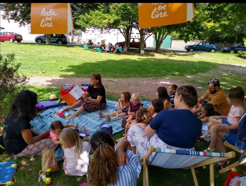 Lire dans l'herbe