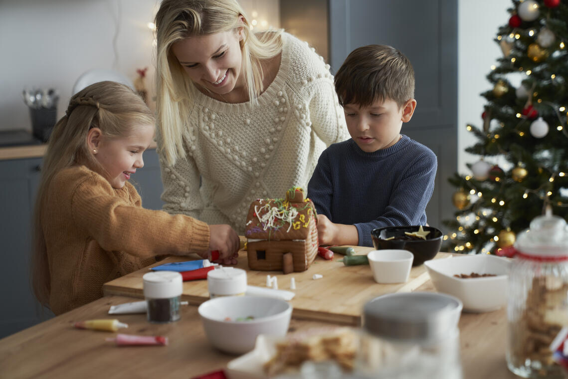 enfants-et-mere-decoration-maison-en-pain-d-epice-dans-la-cuisine