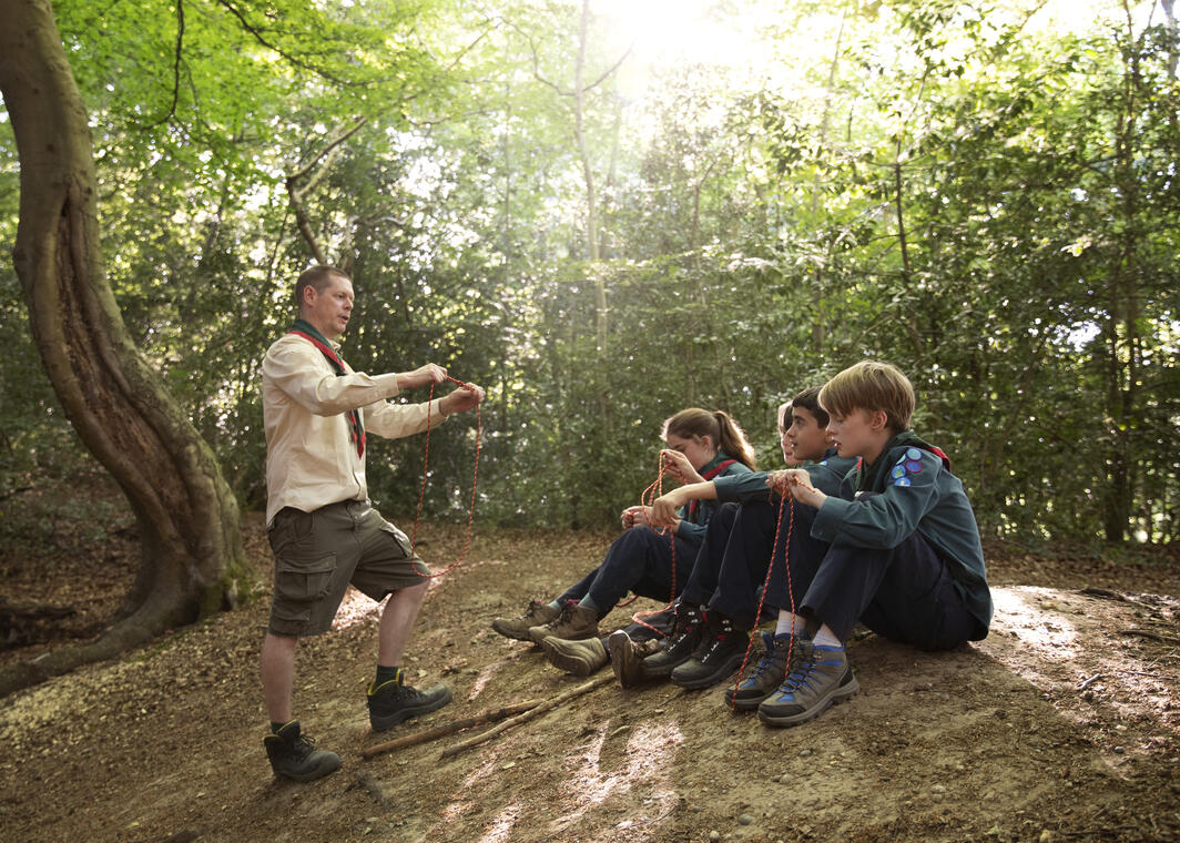 les-enfants-s-amusent-en-tant-que-scouts