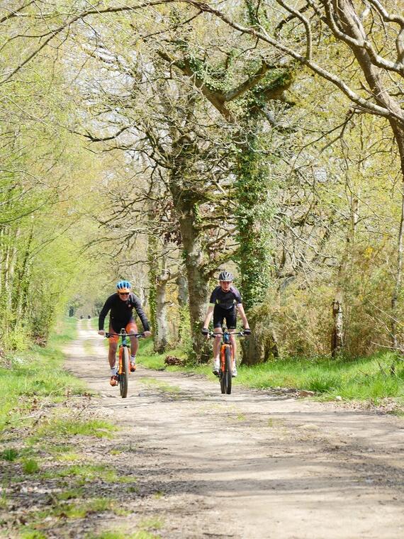 velo-les-balcons-de-la-baie-chemins-saint-michel-des-loups_estelle-cohier