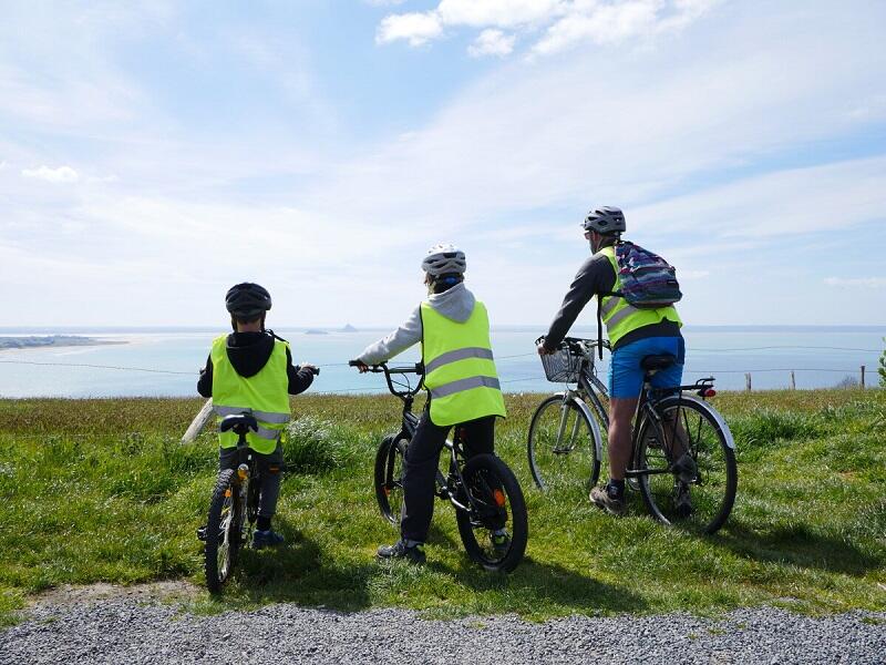 Balade_a_velo_face_au_Mont-Saint-Michel-credit-OTGTM-Estelle_COHIER-34233-1200px