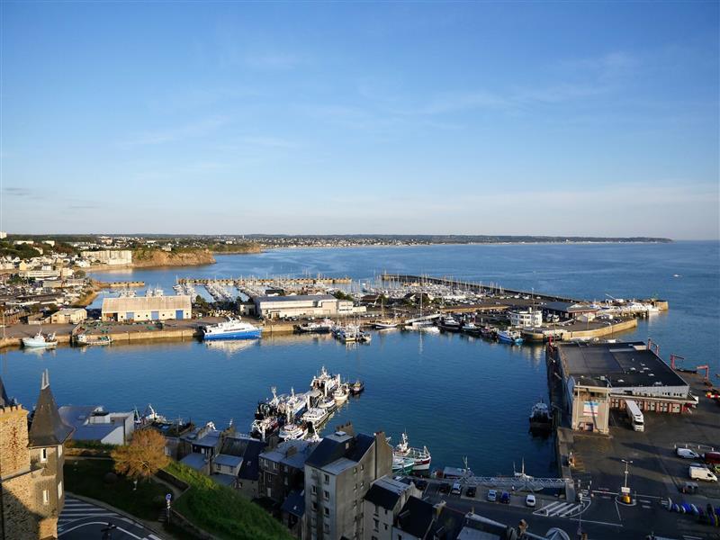 Le_bassin_a_flot_du_port_de_Granville__vue_du_clocher_de_l_eglise_Notre_Dame_du_Cap_Lihou