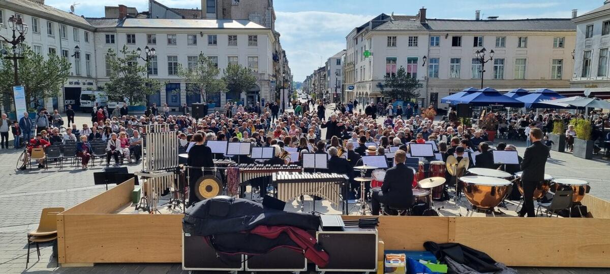 festival-des-musiques-du-dimanche-chalons-place-foch-min