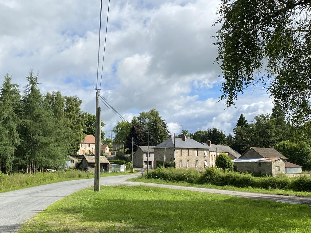 LA-MAZIERE-AUX-BONS-HOMMES_Paysage Bourg