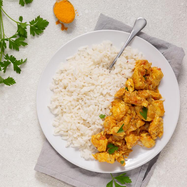 Combo poulet curry riz ©Freepik