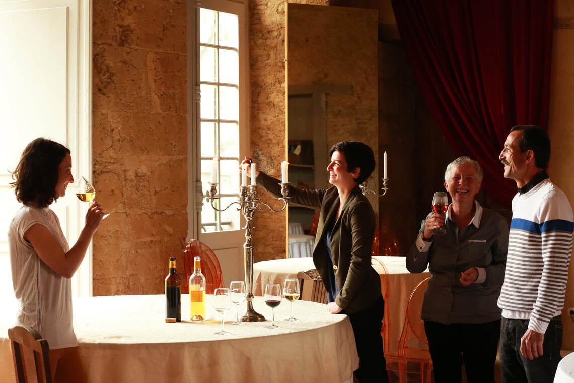 Salle dégustation en famille © Château de Viella