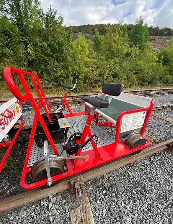 photo vélo rail du train rouge