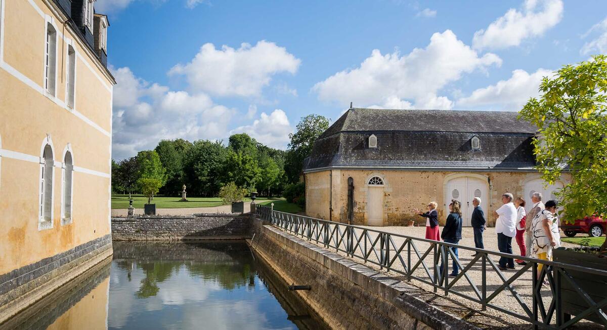 Chateau-de-Dobert-exterieur-douves