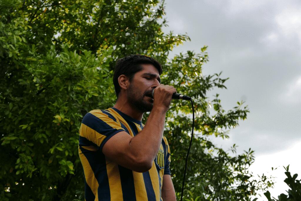 Concert la langue des omoplates