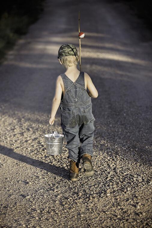 petit garçon allant à la pêche