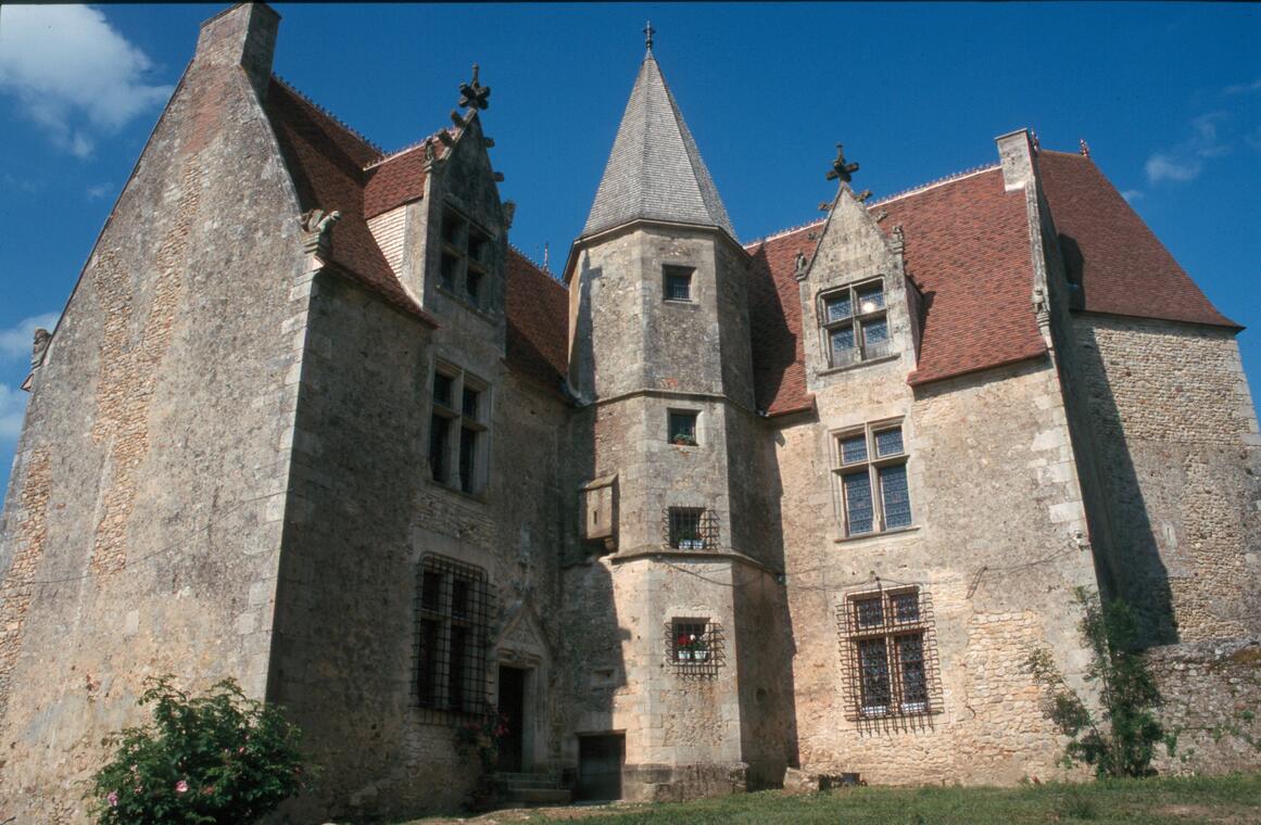 St-Rémy-du-V. Logis de Moullins. Jour