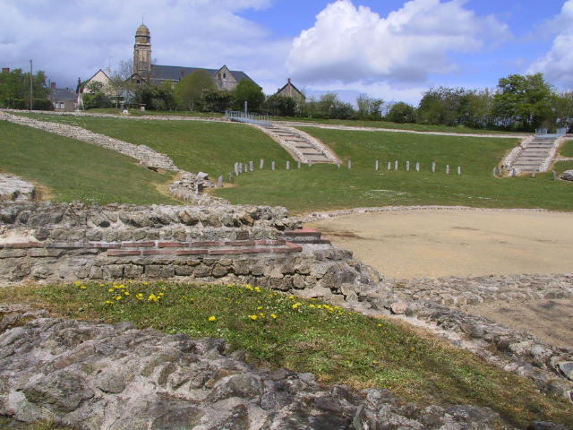 JUBLAINS - CHÂTEAUX ET ÉTANGS