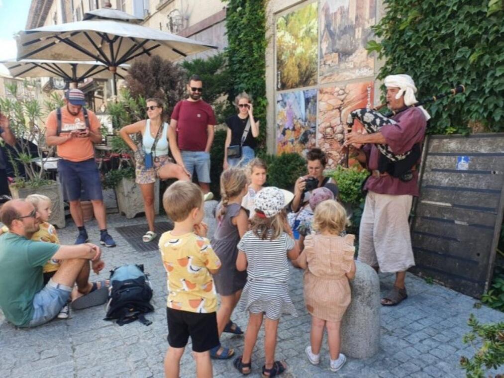 800x600_troubadour-du-camp-medieval-scaled-1-1170x780-32352