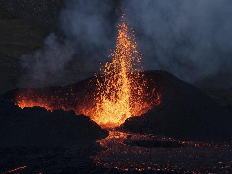 la-poesie-volcanique-une-eruption-pour-le-27e-printemps-des-poetes-66f6d80c2d4f4518976996