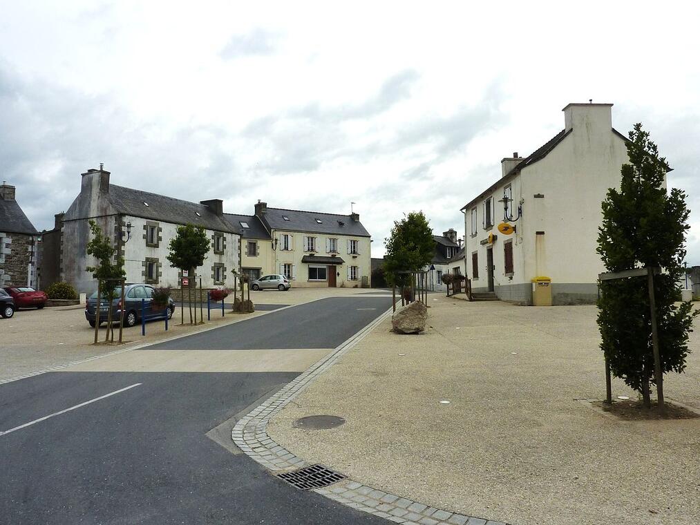 1280px-030_Scrignac_La_place_principale_du_village