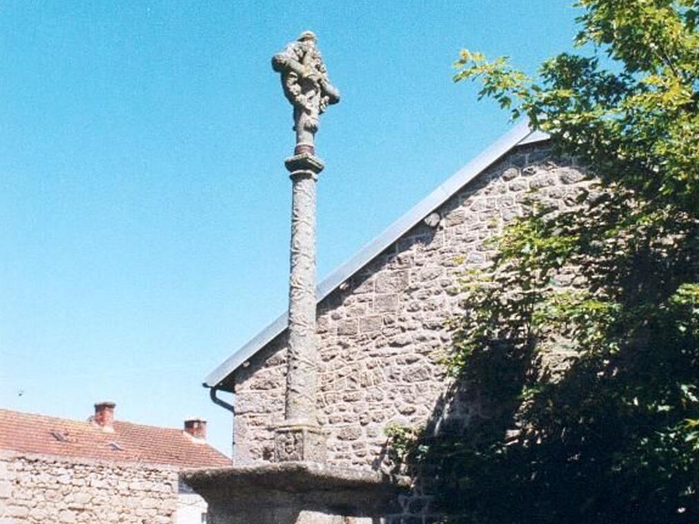 Croix de granit St-Alpînien