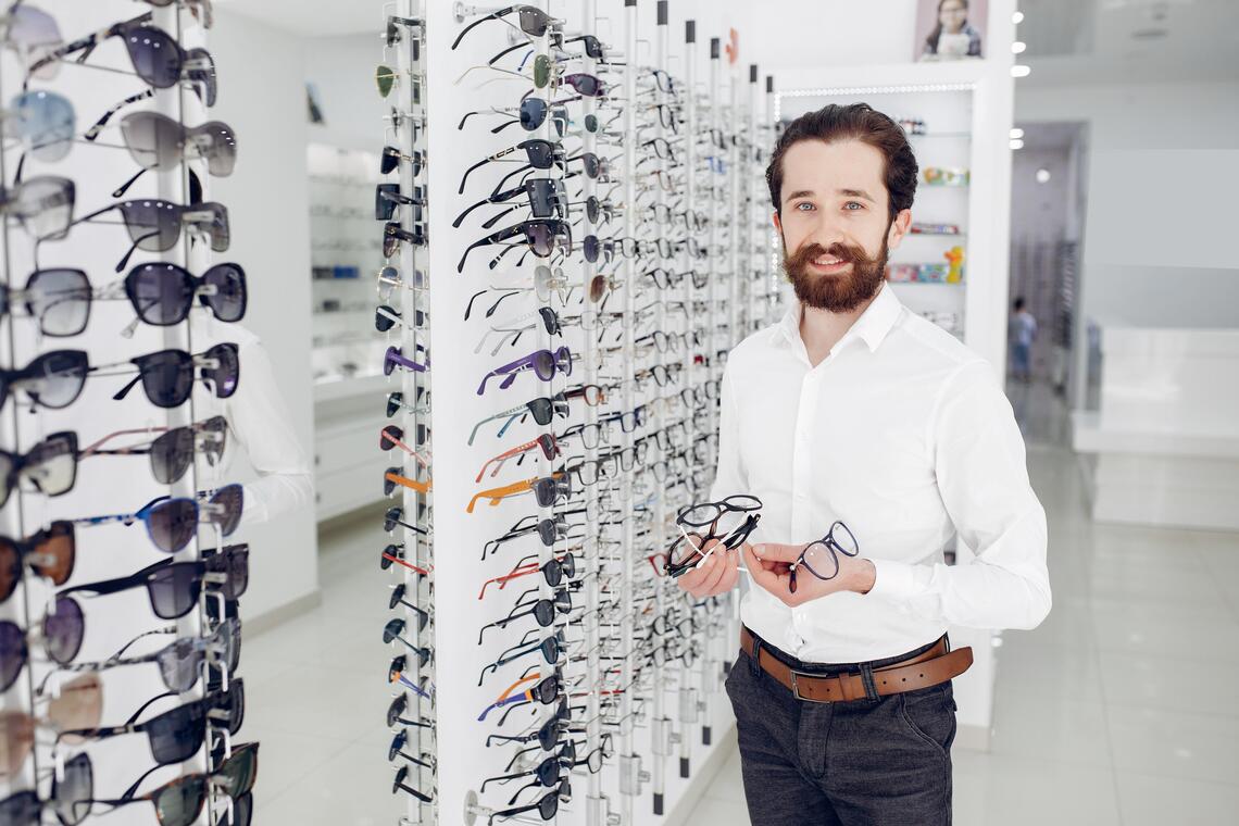 OPTICIEN handsome-man-optics-shop-min