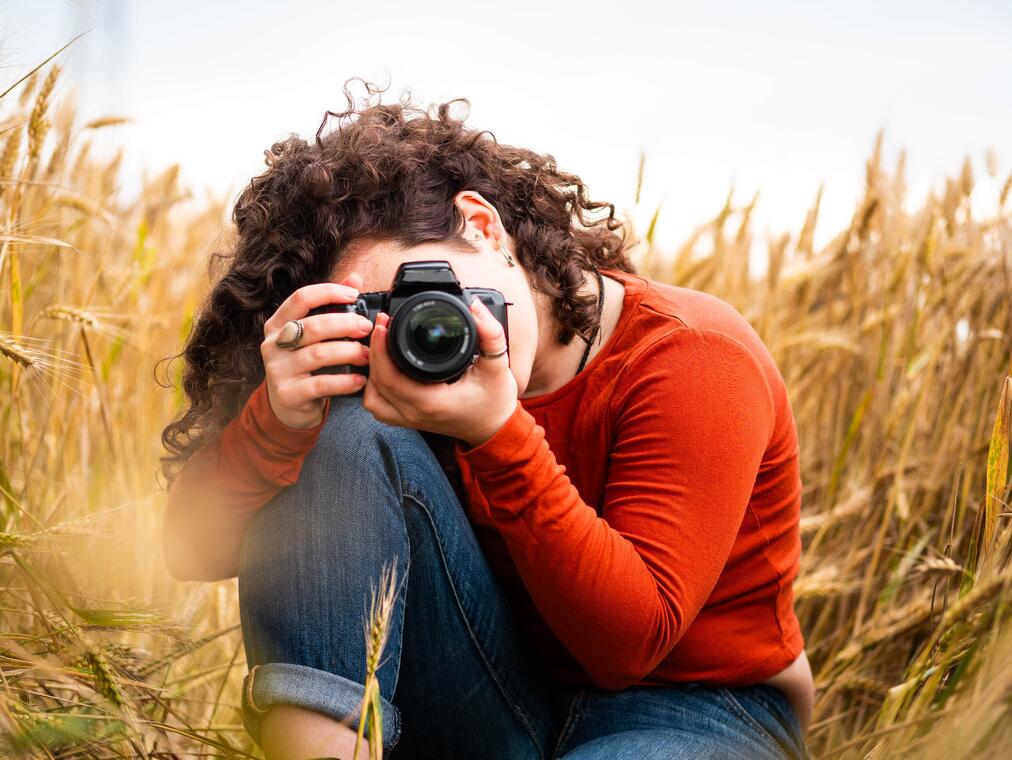 PHOTOGRAPHE - shallow-focus-shot-beautiful-young-female-taking-photo-with-her-camera-min