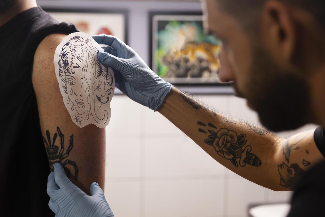 TATOUEURS - side-view-talented-tattoo-artist-doing-his-job-min