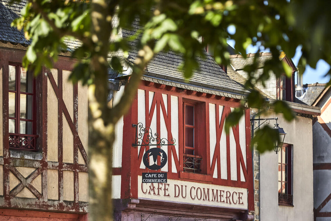 A la découverte du patrimoine de La Guerche-de-Bretagne_Maison pans de bois rouge, commerce_crédit Alexandre Lamoureux_validité 2030