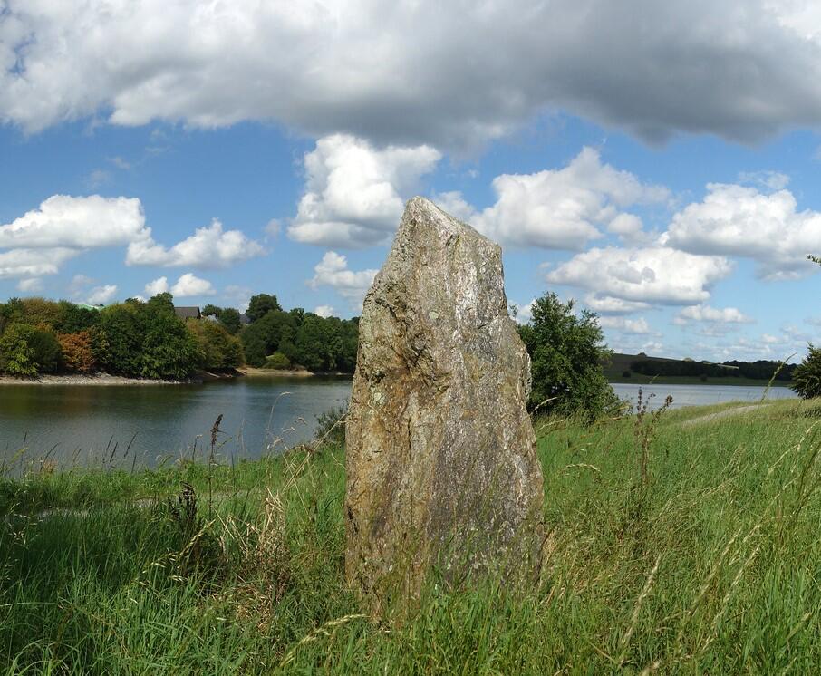 Menhir de Villaumur Pocé-les-Bois 2 ©Erwann Corre