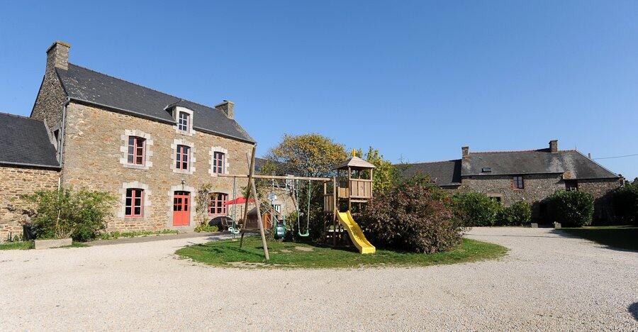 Mme-Guinoiseau-Armelle-Dinard-facade-et-jardin-2