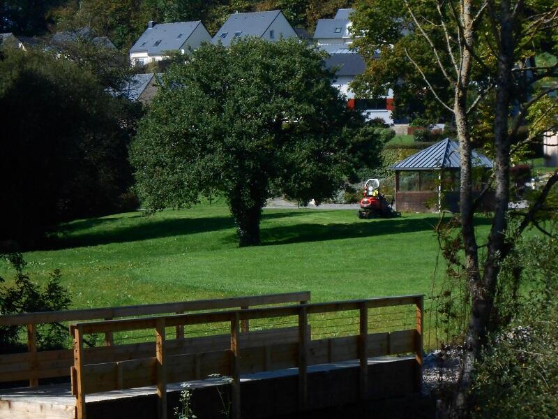 Pont de bois dans le bourg de Montreuil